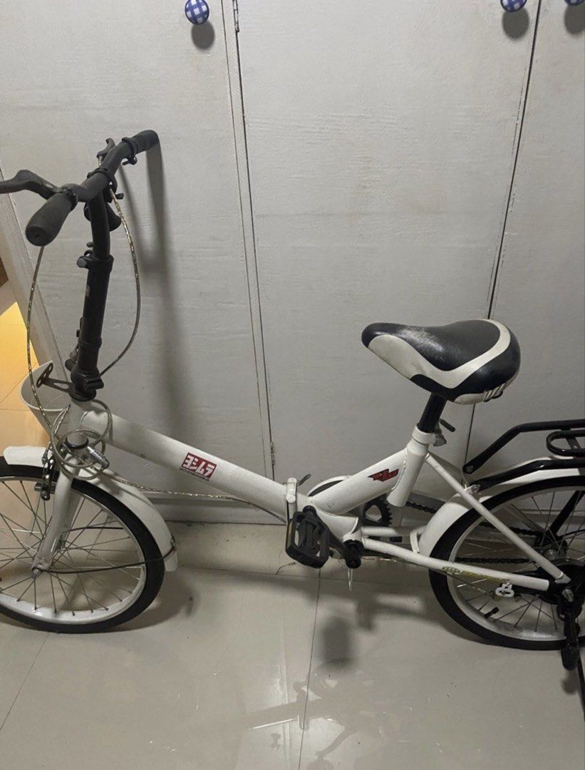 White Folding Bicycle with Rear Rack (Category: Bicycles) located in Pasay City. Submitted by profcleo (Listing ID 1453261424, Image 2). Description: - White folding bike - flat tire - pick up only pasay area.