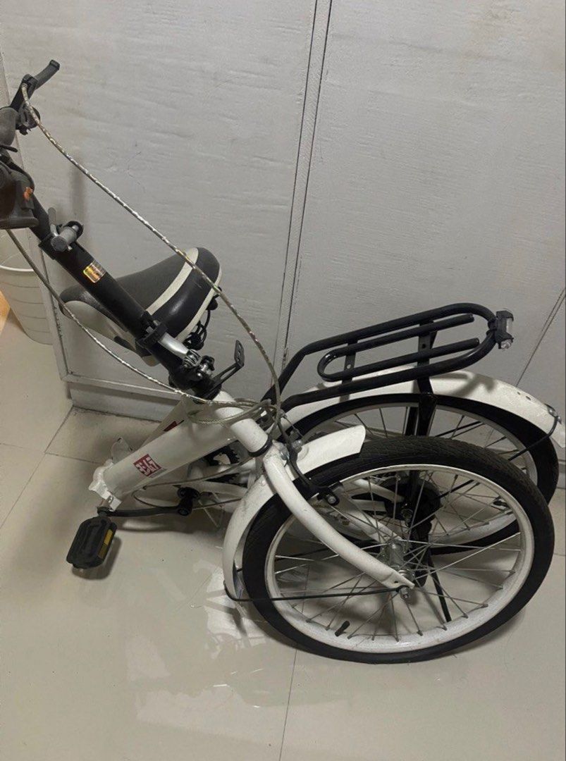 White Folding Bicycle with Rear Rack (Category: Bicycles) located in Pasay City. Submitted by profcleo (Listing ID 1453261424, Image 1). Description: - White folding bike - flat tire - pick up only pasay area.
