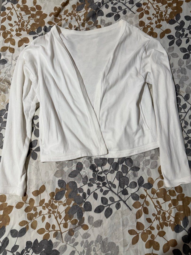 White Long Sleeve Cropped Cardigan (Category: Longsleeves) located in Taytay. Submitted by cloudy_20 (Listing ID 1453376318, Image 1). Description: White cropped long sleeve cardigan. Open front with side pockets. Soft and easy to layer..