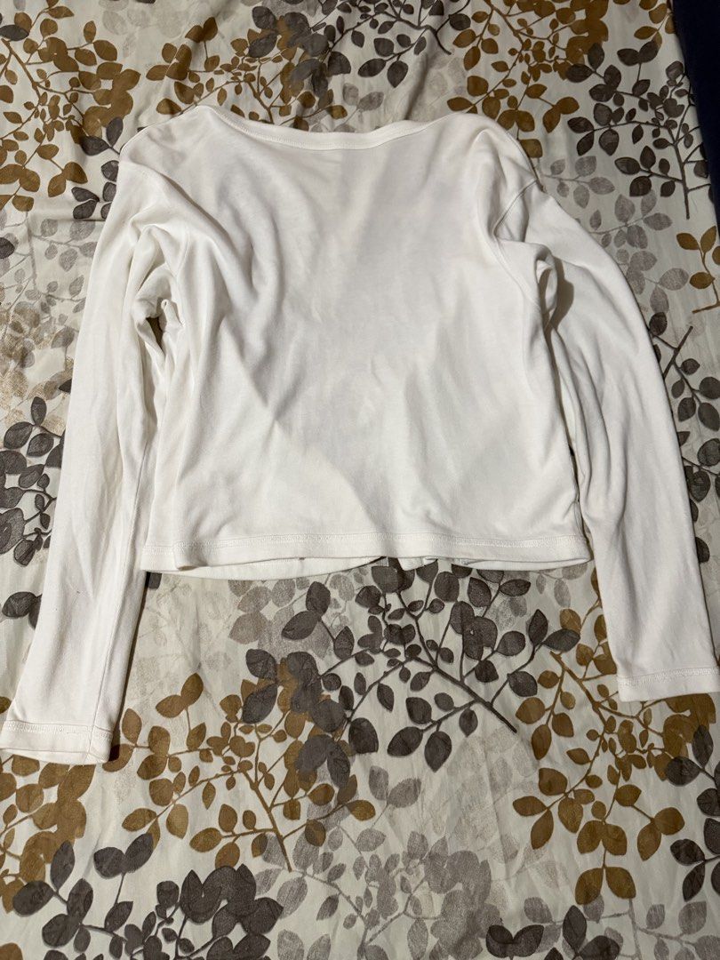White Long Sleeve Cropped Cardigan (Category: Longsleeves) located in Taytay. Submitted by cloudy_20 (Listing ID 1453376318, Image 3). Description: White cropped long sleeve cardigan. Open front with side pockets. Soft and easy to layer..
