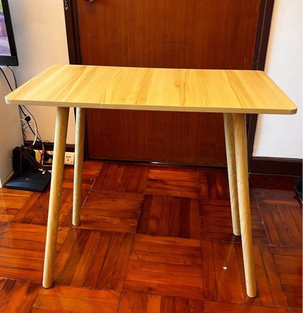 Work / Study Table （分類：桌子）位於 Hong Kong。 由 anisha33 提交（商品編號 1453299468，圖片 1）。簡介： Moving sale - pickup after 17th August. Small work/ study desk, light brown colour. Good for small spaces. Like new. The table is light and can be disassembled for easy transportation. Size: 80cm (Length), 40cm (Width), 72cm (Height)。