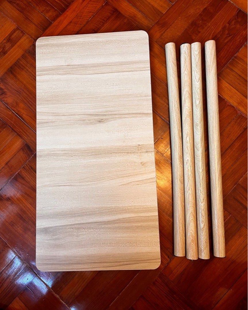 Work / Study Table （分類：桌子）位於 Hong Kong。 由 anisha33 提交（商品編號 1453299468，圖片 2）。簡介： Moving sale - pickup after 17th August. Small work/ study desk, light brown colour. Good for small spaces. Like new. The table is light and can be disassembled for easy transportation. Size: 80cm (Length), 40cm (Width), 72cm (Height)。