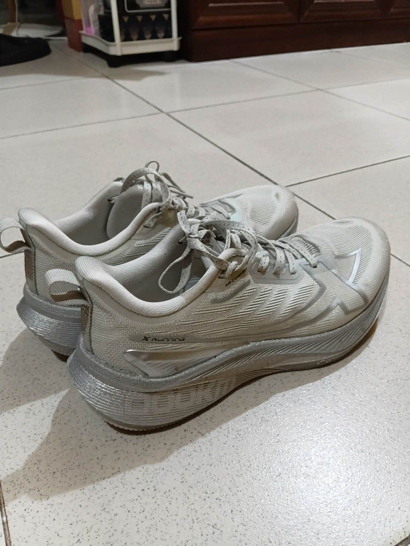 Xtep 2000KM Running Shoes - White/Silver (Category: Sneakers) located in Quezon City. Submitted by pmac10 (Listing ID 1453391730, Image 3). Description: XTEP 200KM - 20km milage - Still has the box and original packaging - Good for daily training - Used it only for easy runs - No issues (can send vids for assurance) RFS: Extra budget for bike hehe Negotiable! Dm me :).