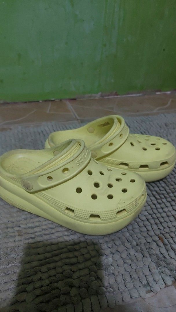 Yellow Crocs Clogs Sandals (Category: Babies & Kids Fashion) located in Marikina City. Submitted by adrianakendall88 (Listing ID 1453311306, Image 3). Description: - Classic yellow Crocs clogs - Features ventilation holes for breathability - Easy slip-on, slip-off design - Ideal for casual outings or gardening - Comfortable and durable construction - Size C13. Original price 2750php.