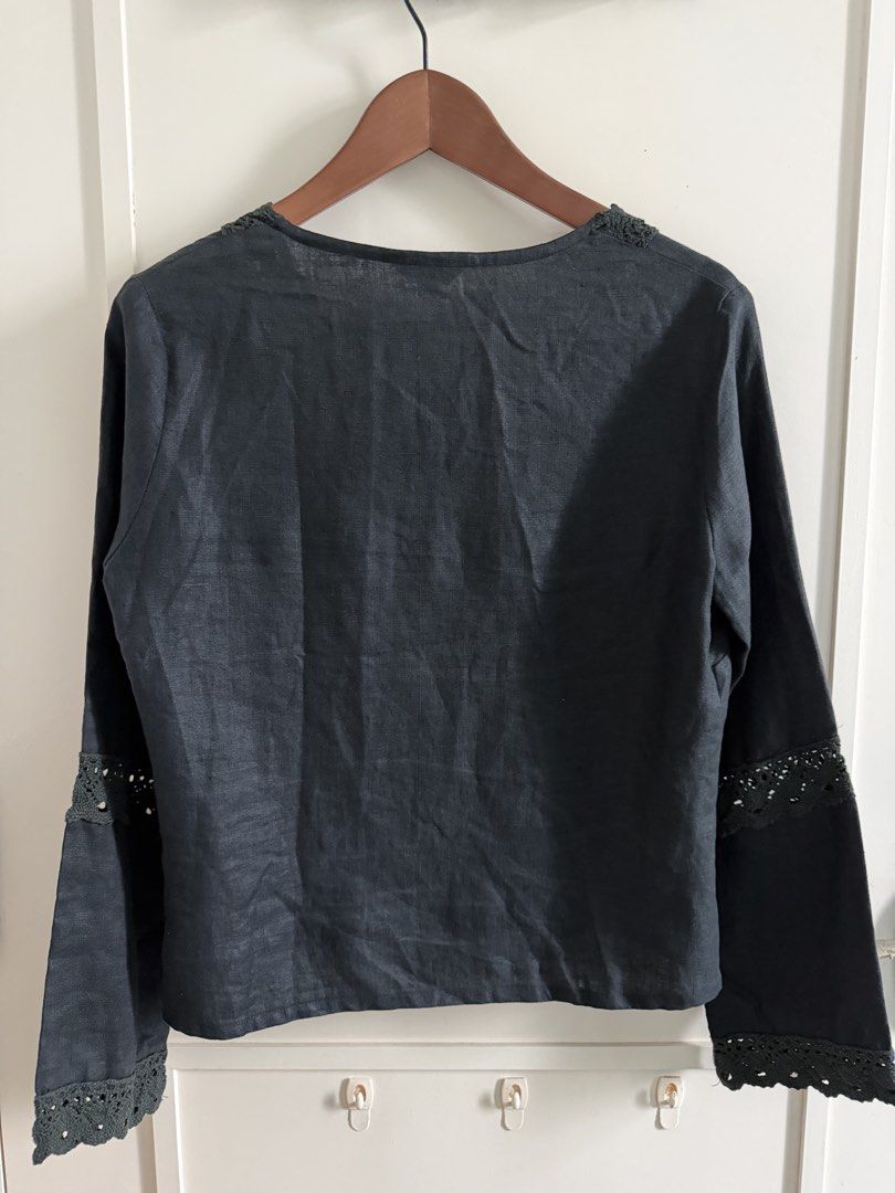 Zara Basic Top (Category: Longsleeves) located in Singapore. Submitted by cleverstar_57cf7a (Listing ID 1453322197, Image 3). Description: .
