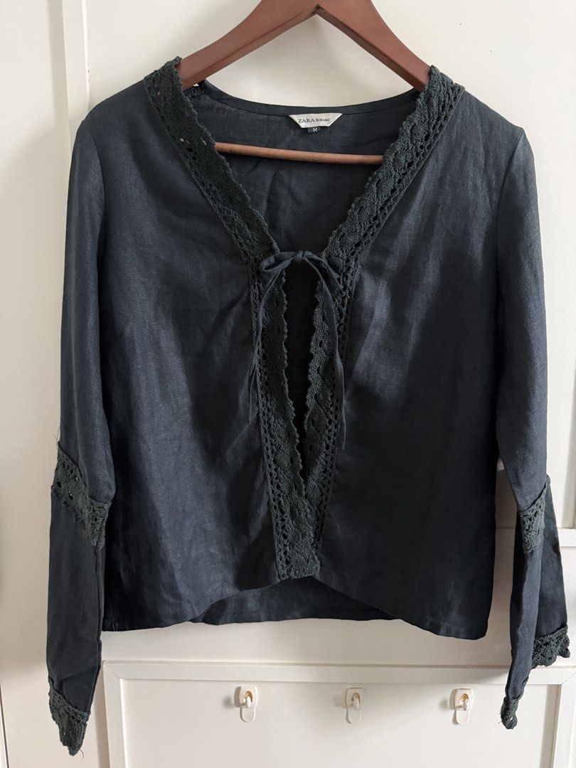 Zara Basic Top (Category: Longsleeves) located in Singapore. Submitted by cleverstar_57cf7a (Listing ID 1453322197, Image 2). Description: .