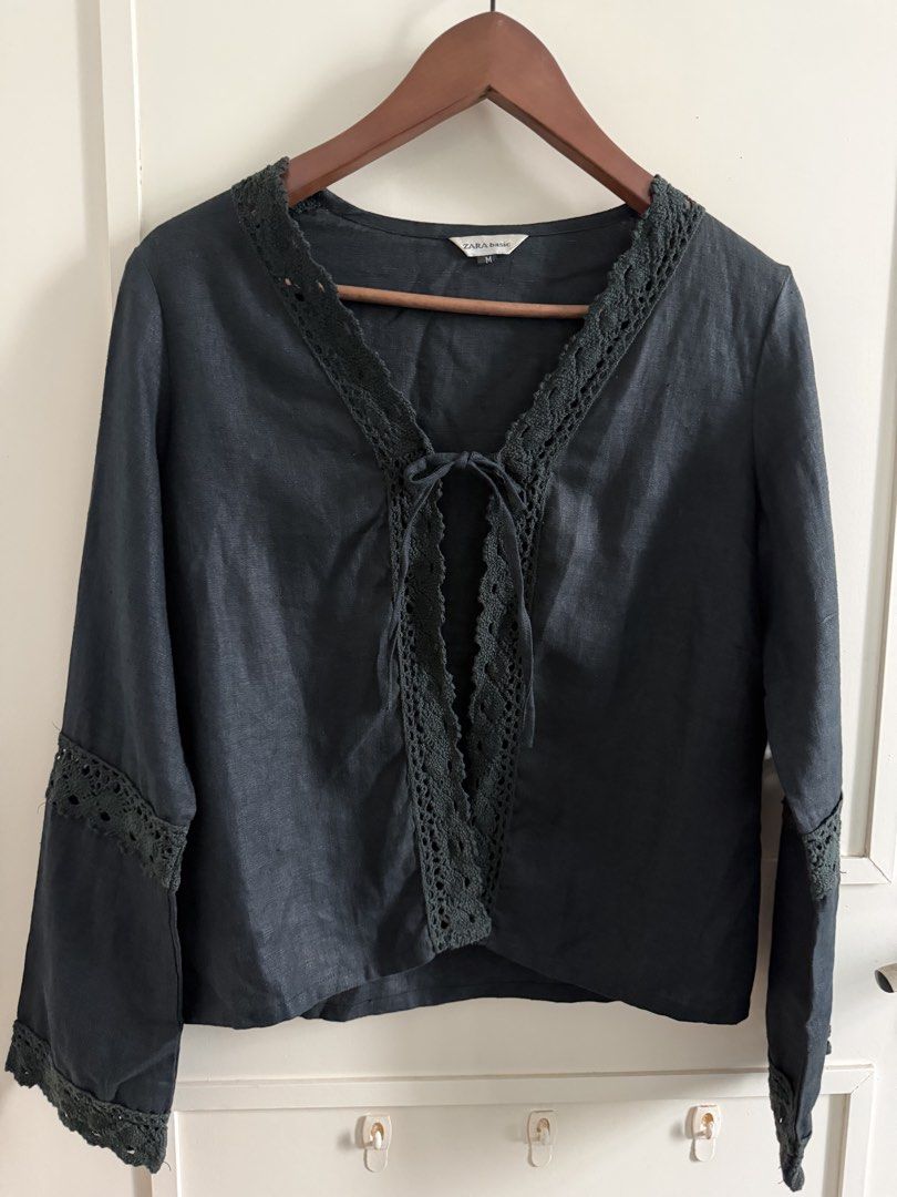 Zara Basic Top (Category: Longsleeves) located in Singapore. Submitted by cleverstar_57cf7a (Listing ID 1453322197, Image 1). Description: .