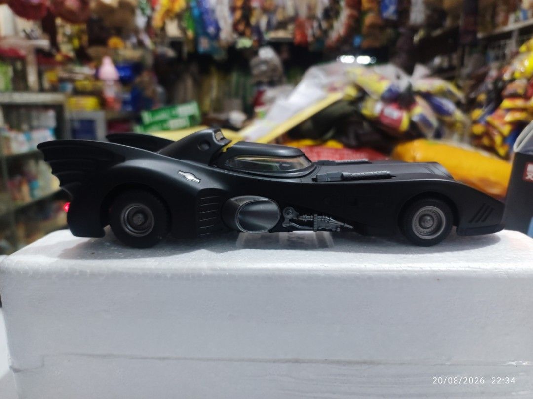 1989-BATMOBILE 1:24 SCALE DIECAST (Category: Vehicle & Diecast Models) located in Pasig City. Submitted by cuadromichael (Listing ID 1456746623, Image 3). Description: Condition Working Gimmick smoking thruster working Perfectly lights Shock Absorber Sounds Pull to accelerate No scratches Metal Diecast.