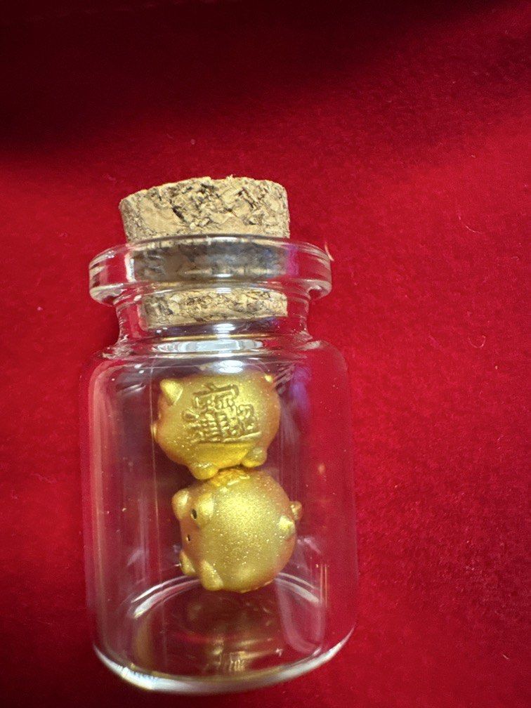 999立體足金小豬擺件🐷 （分類：飾物及配件）位於 Hong Kong。 由 chuchu0214 提交（商品編號 1456758998，圖片 3）。簡介： 嘩睇下呢對幾得意嘅999足金小豬擺件🐷✨呢對金豬仔真係好立體，個樣好可愛，仲要係999純金打造，真係好有價值感無論係擺喺屋企做裝飾，定係送俾親朋好友，都絕對係個好選擇佢哋仲可以放喺個小玻璃樽仔入面，好有心思㗎快啲帶佢哋返屋企啦。。