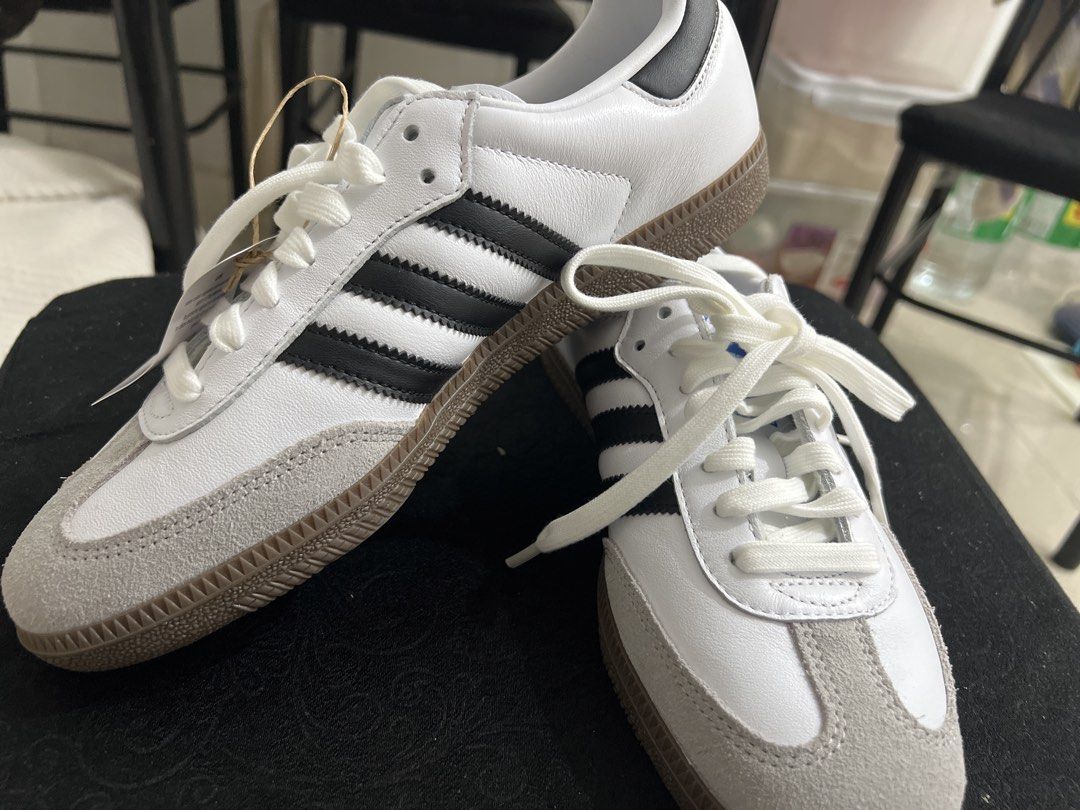 Adidas Samba OG White Black Gum Sole (Category: Sneakers) located in Manila. Submitted by jomstolosa.283 (Listing ID 1456731114, Image 1). Description: - Classic Adidas Samba OG - Color: White leather with black stripes - Sole: Gum sole - Size: UK 6 / US 6.5 - Includes original box and packaging - Ideal for everyday wear.