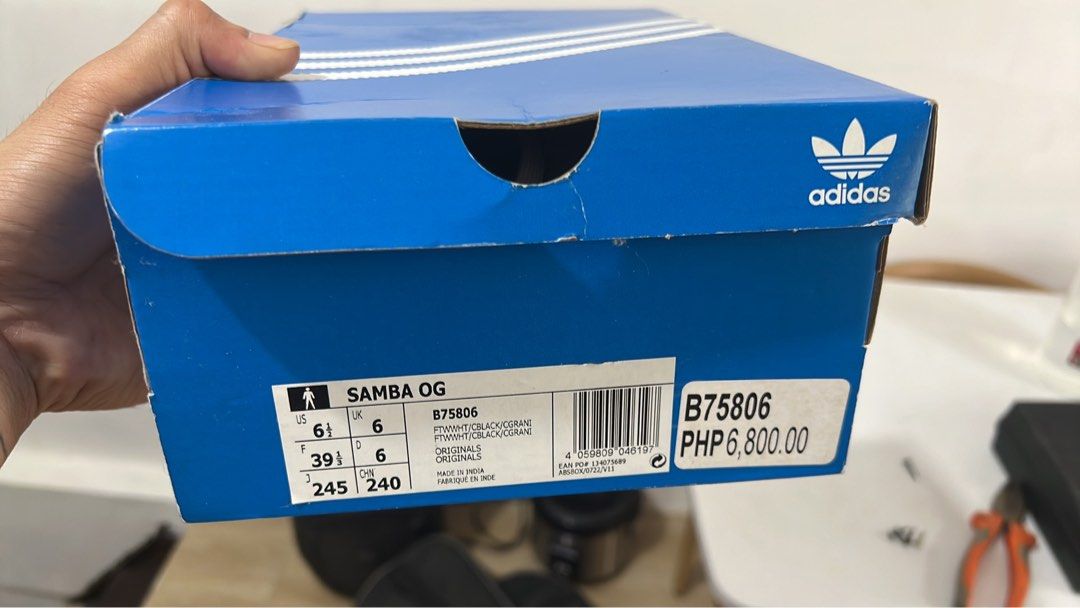 Adidas Samba OG White Black Gum Sole (Category: Sneakers) located in Manila. Submitted by jomstolosa.283 (Listing ID 1456731114, Image 2). Description: - Classic Adidas Samba OG - Color: White leather with black stripes - Sole: Gum sole - Size: UK 6 / US 6.5 - Includes original box and packaging - Ideal for everyday wear.