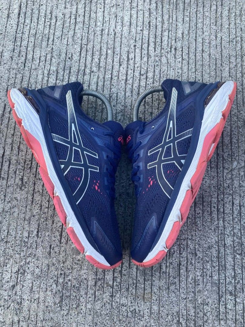 ASICS Women's GT-2000 7 running (Category: Sneakers) located in Cabuyao City. Submitted by wardsole (Listing ID 1456626573, Image 2). Description: ASICS Women's GT-2000 7 running Excellent condition Us 7 Eur 38 No hard issue sign of usage langs, goods na goods pang running - 899.