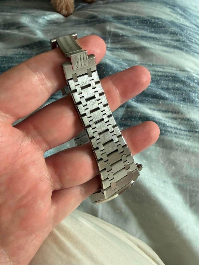 Audemars Piguet (Category: Luxury Watches) located in Cainta. Submitted by reycee.18 (Listing ID 1456719913, Image 2). Description: Audemars Piguet The Royal Oak chronograph Blue dial Ref # : 2633ST Size 41mm Year:2018-2020 Condition: used 9.5/10 Complete set,box booklets, AudeMars Card certificate. Open for Authentication Php 2,680,000.
