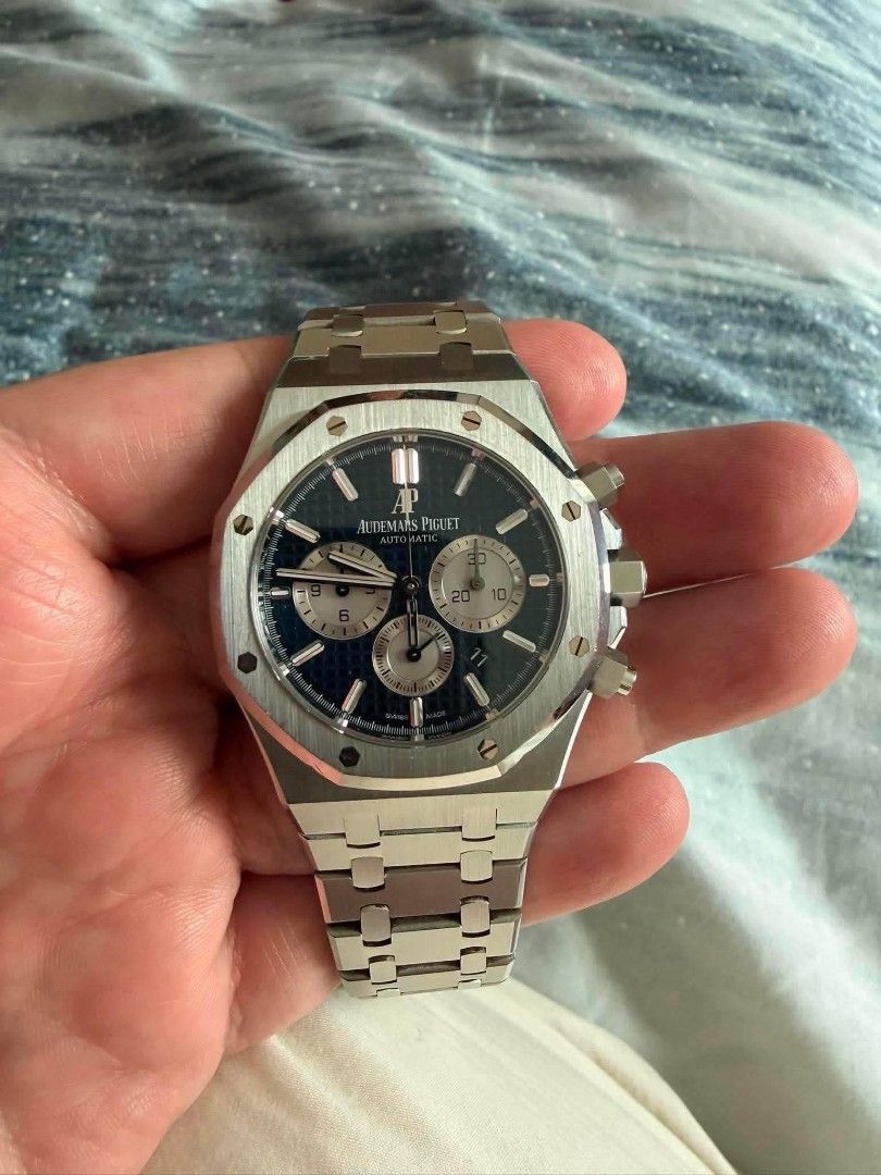 Audemars Piguet (Category: Luxury Watches) located in Cainta. Submitted by reycee.18 (Listing ID 1456719913, Image 1). Description: Audemars Piguet The Royal Oak chronograph Blue dial Ref # : 2633ST Size 41mm Year:2018-2020 Condition: used 9.5/10 Complete set,box booklets, AudeMars Card certificate. Open for Authentication Php 2,680,000.