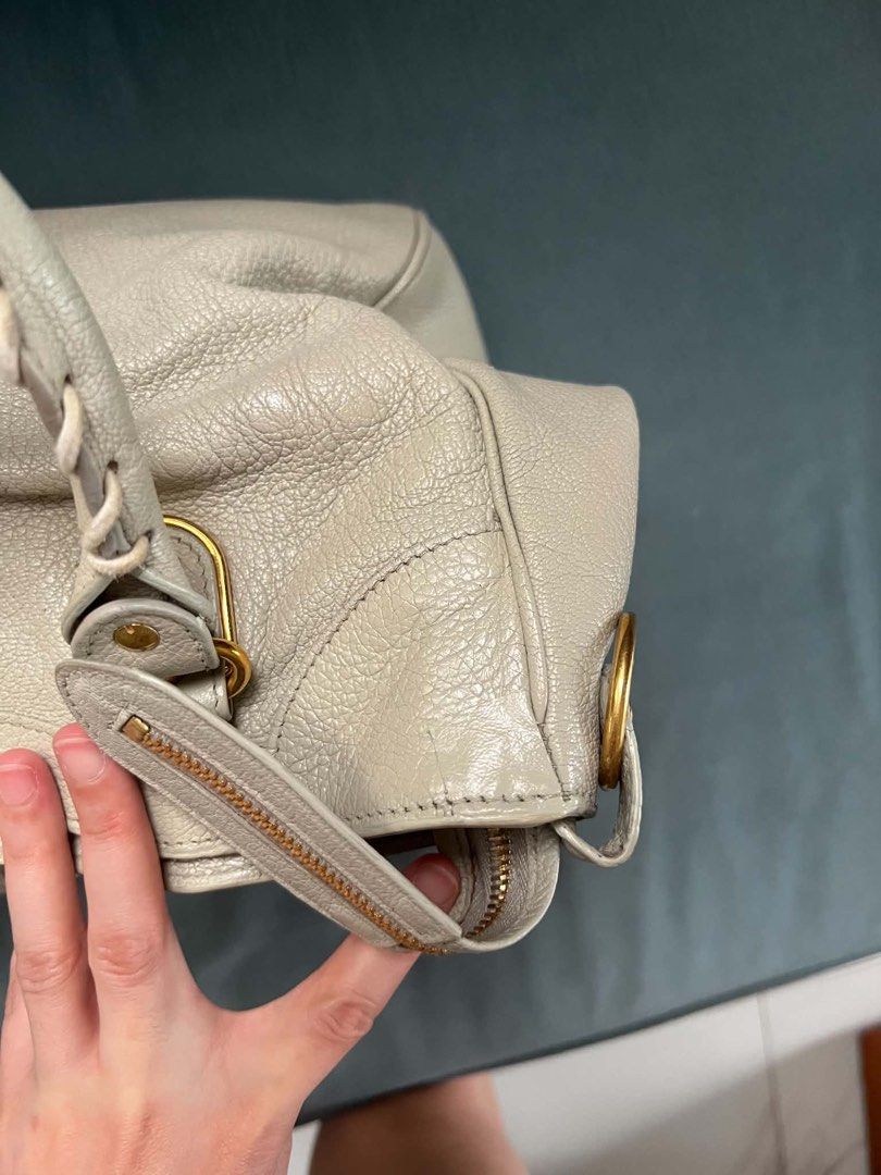 Authentic Balenciaga Vello Metallic edge Light grey (Category: Luxury Bags & Wallets) located in Quezon City. Submitted by jhaediah (Listing ID 1456694129, Image 3). Description: With mirror and replacement sling May minimal flaws sa lips and sa may gilid na part. Authentic Preloved .