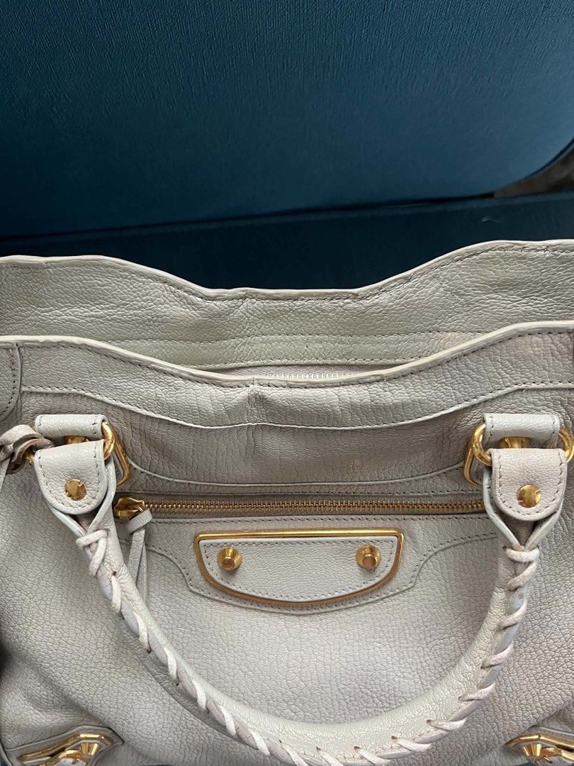 Authentic Balenciaga Vello Metallic edge Light grey (Category: Luxury Bags & Wallets) located in Quezon City. Submitted by jhaediah (Listing ID 1456694129, Image 2). Description: With mirror and replacement sling May minimal flaws sa lips and sa may gilid na part. Authentic Preloved .