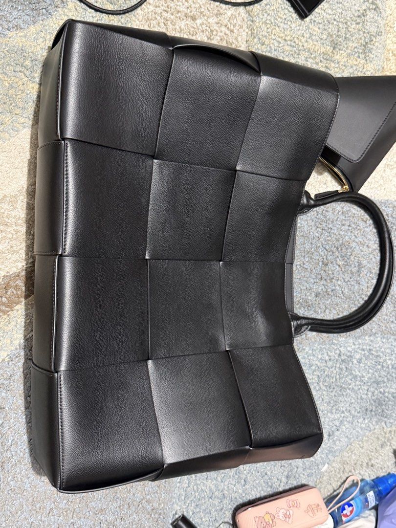 Authentic Bottega veneta maxi arco in black (Category: Luxury Bags & Wallets) located in Pasig City. Submitted by balenciaga.couture (Listing ID 1456764384, Image 2). Description: with pouch dustbag.