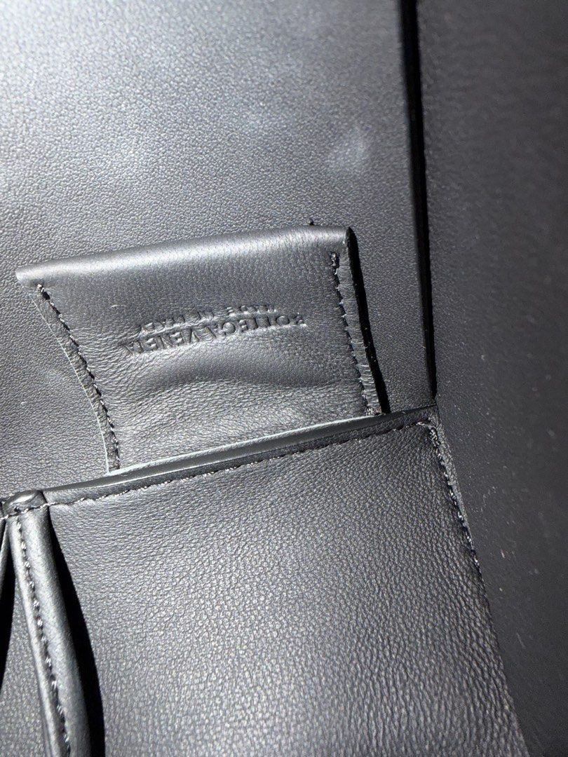 Authentic Bottega veneta maxi arco in black (Category: Luxury Bags & Wallets) located in Pasig City. Submitted by balenciaga.couture (Listing ID 1456764384, Image 3). Description: with pouch dustbag.