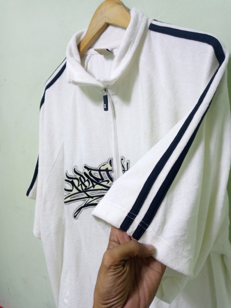 Authentic Fogaty House Limited Version Short Sleeve Jacket 3L (Category: Coats, Jackets and Outerwear) located in Manila. Submitted by onewikstraight (Listing ID 1456777636, Image 3). Description: - Authentic Fogaty House limited edition jacket - White short sleeves - Graffiti-style logo on front - Black stripes on sleeves and collar - Zip-up closure - Drawstring hem - Size 3L BESTFIT 26W 31L pm CAVITE LOCATION 850+sf.