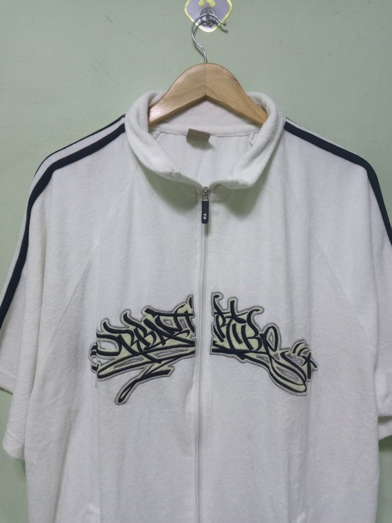 Authentic Fogaty House Limited Version Short Sleeve Jacket 3L (Category: Coats, Jackets and Outerwear) located in Manila. Submitted by onewikstraight (Listing ID 1456777636, Image 2). Description: - Authentic Fogaty House limited edition jacket - White short sleeves - Graffiti-style logo on front - Black stripes on sleeves and collar - Zip-up closure - Drawstring hem - Size 3L BESTFIT 26W 31L pm CAVITE LOCATION 850+sf.