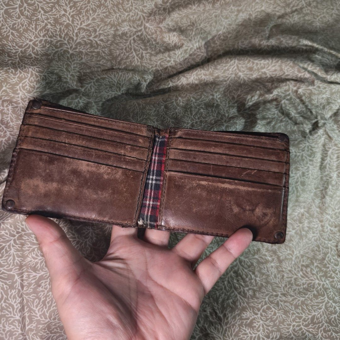 Authentic Fossil Leather Wallet (Category: Wallets & Card Holders) located in Cavite. Submitted by donyachuHandicraft (Listing ID 1456649848, Image 1). Description: Authentic Fossil Leather Bifold Wallet Sign of usage but still usable preloved please manage your expectation Please view all photos before purchasing Pay tru Gcash Ship tru Gogoexpress / Lalamove Sf c/o by the buyer.