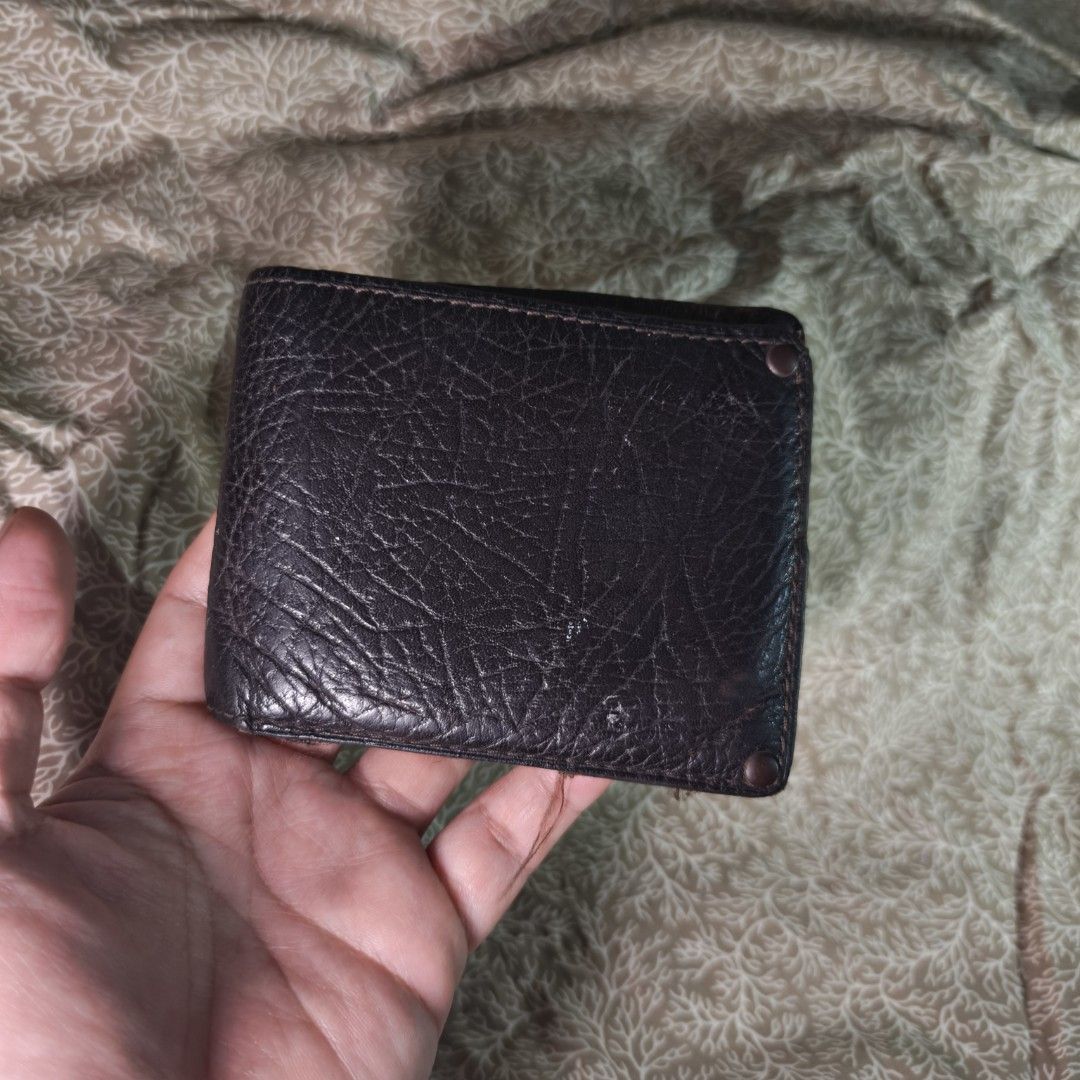 Authentic Fossil Leather Wallet (Category: Wallets & Card Holders) located in Cavite. Submitted by donyachuHandicraft (Listing ID 1456649848, Image 3). Description: Authentic Fossil Leather Bifold Wallet Sign of usage but still usable preloved please manage your expectation Please view all photos before purchasing Pay tru Gcash Ship tru Gogoexpress / Lalamove Sf c/o by the buyer.