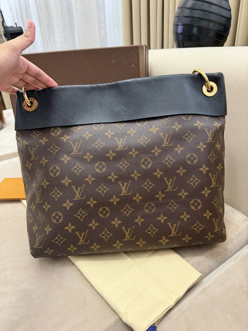 Authentic Louis Vuitton Tuileries Hobo Bag (Category: Luxury Bags & Wallets) located in Manila. Submitted by maria_2326 (Listing ID 1456605524, Image 2). Description: Louis Vuitton Tuileries Hobo Bag Guarantee Authentic Inclusions: Box, Dust Bag, Store Receipt, Booklet and free bag organizer Flaw: Corner wears, handle wears/glazing. (please see details photos) No to lowballers! Location: Manila/QC.