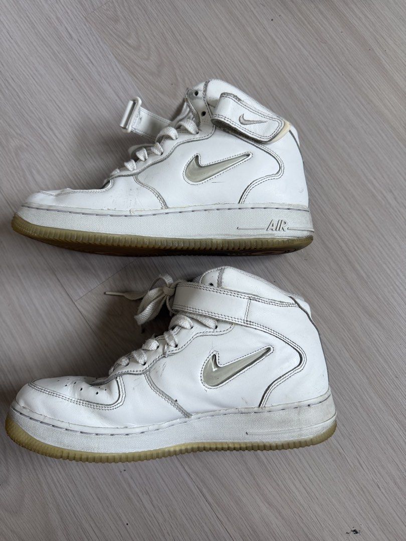 AUTHENTIC Nike Air Force 1 Mid '07 White Sneakers (Category: Casual Shoes) located in Pasig City. Submitted by kfreed (Listing ID 1456621288, Image 1). Description: - Nike Air Force 1 Mid '07 - Color: White leather with Silver Swoosh - Style: Mid-top with adjustable ankle strap - Size: US Men's 8.5 / EU 42 - Condition: Used Bought in USA Negotiable .