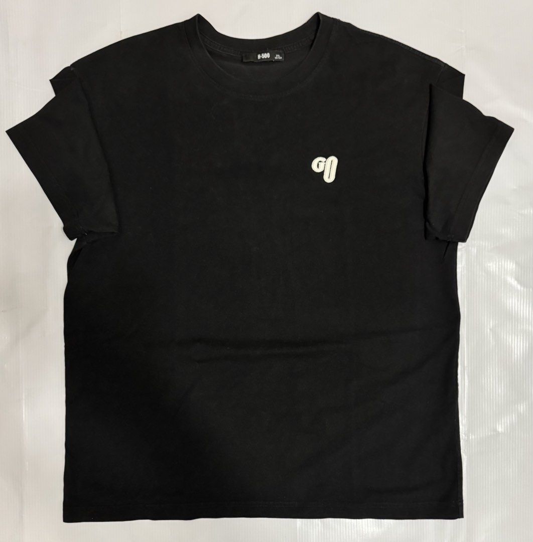 Black Graphic T-Shirt "Going With Wind" (Category: Tshirts & Polo Shirts ) located in Quezon City. Submitted by domsselections2 (Listing ID 1456765527, Image 1). Description: - Classic black t-shirt - Small graphic logo on the front - "Going With Wind" graphic print on the back - Comfortable and casual design - Ideal for everyday wear Dimes: 22x27”.