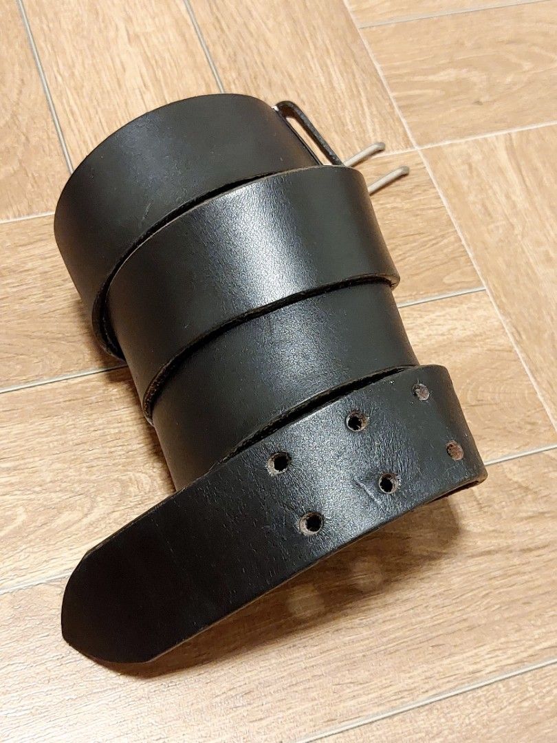 Black Leather Belt (Category: Belts) located in Muntinlupa City. Submitted by sakurambo_des (Listing ID 1456653664, Image 2). Description: Black Leather Men's Belt Geuine leather Double Prong Solid Buckle Size 34-38"approx.measure in good condition..