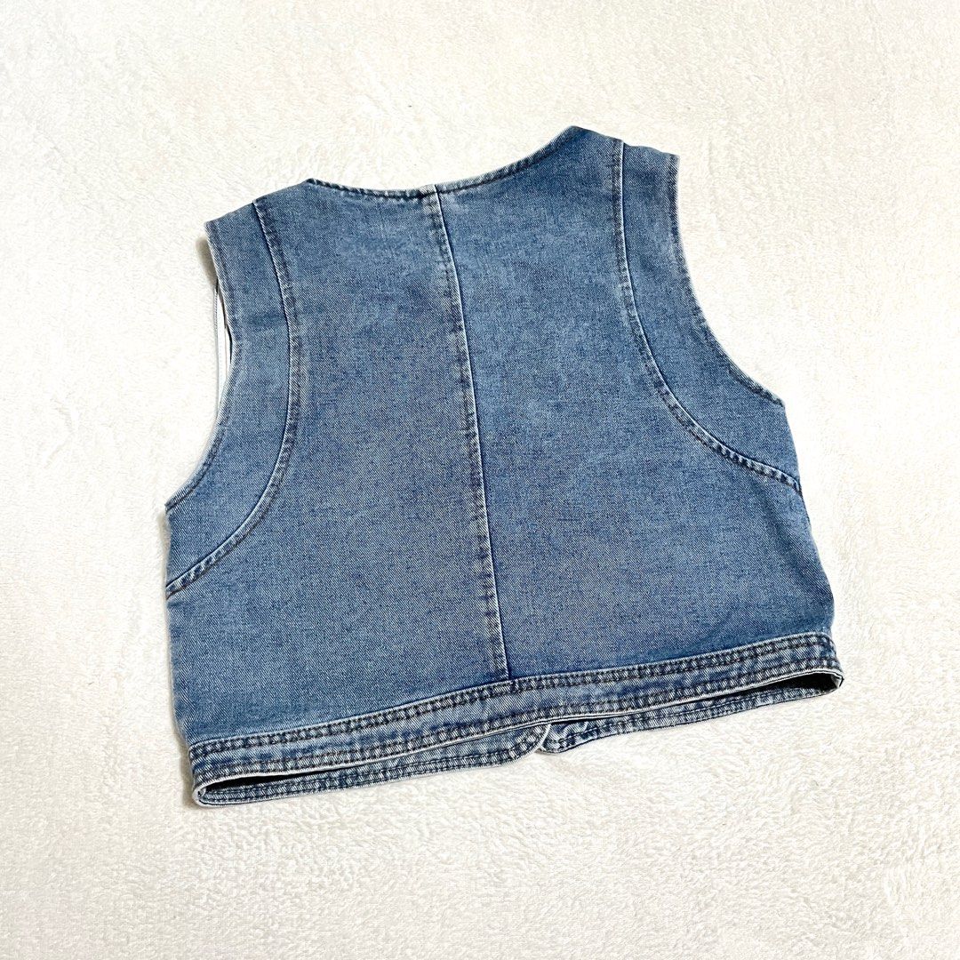 Blue Denim Button-Up Vest with Pockets (Category: Vests) located in Binan City. Submitted by veniceao (Listing ID 1456690098, Image 3). Description: PLEASE READ ❤️ Loc: Manila/Laguna (open for checkout for cheaper sf—starts at ₱20) For sure buyer: 1. Make an offer. 2. Send your details for confirmation 3. Pay until 3pm the next day I confirm the order. Details: - Fits size xs-small - Classic blue denim vest - Button-up front closure - Two chest p
