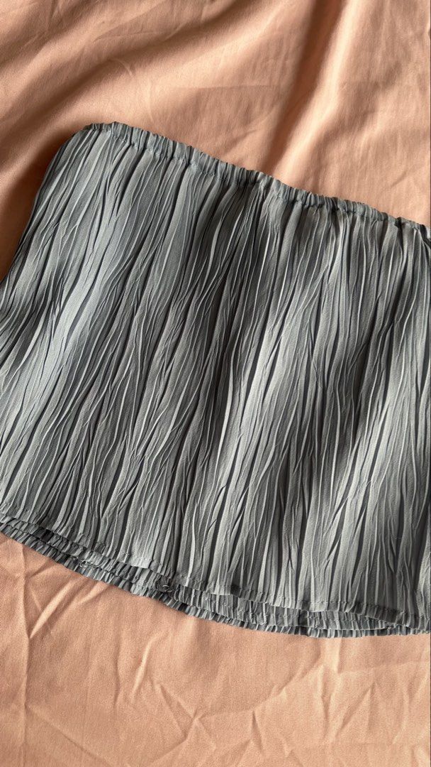 Blue pleated tube top (Category: Sleeveless) located in Quezon City. Submitted by spacecleanse (Listing ID 1456672625, Image 1). Description: Thrifted vin label.