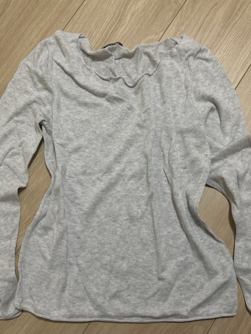Brandy Melville off shoulder Grey Long Sleeve Top with Ruffle Neckline （分類：長袖衫）位於 Hong Kong。 由 lqrasells 提交（商品編號 1456722158，圖片 1）。簡介： 。