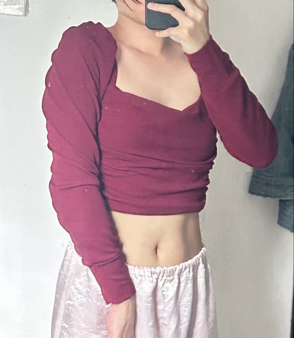 Burgundy Maroon Puffed Longsleeve BSCO (Category: Longsleeves) located in Caloocan City. Submitted by declutteringkai (Listing ID 1456678928, Image 2). Description: Shipping fee shouldered by buyer. Mode of Payment: BPI.