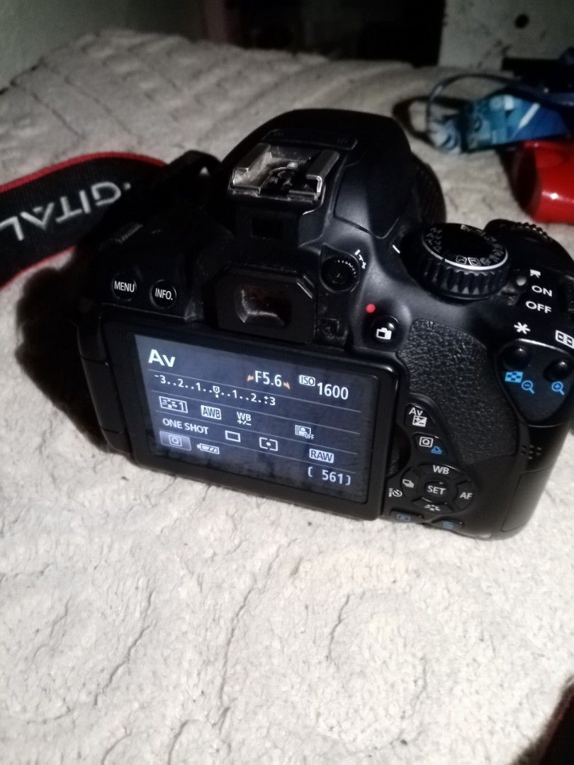 Canon EOS 650D (Category: Cameras) located in Manila. Submitted by benenben2134 (Listing ID 1456682542, Image 1). Description: Canon EOS 650D No vignette No fungus No issues All buttons functioning Test want to sawa Free bag, memory card 16gb, strap, card reader, lens, 2 pcs battery, and charger..