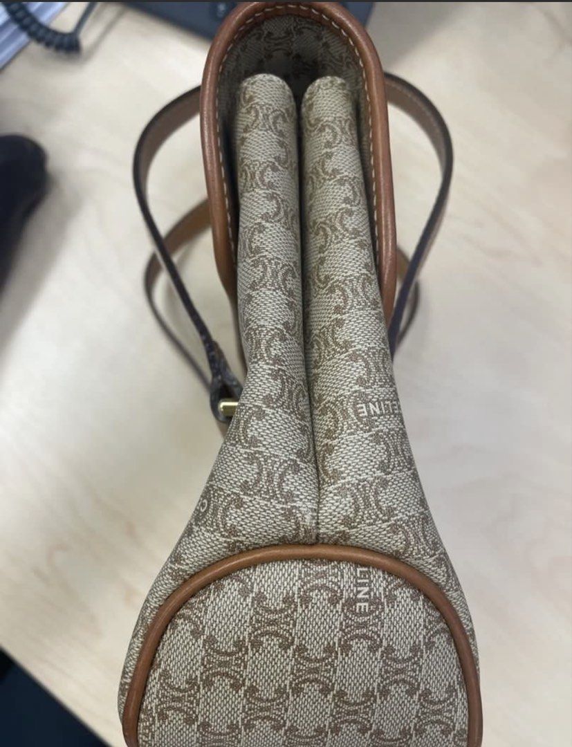 Celine top handle vintage bag （分類：手袋及銀包）位於 Hong Kong。 由 chindoizi 提交（商品編號 1456667530，圖片 3）。簡介： 90% new No damage , fully functional。