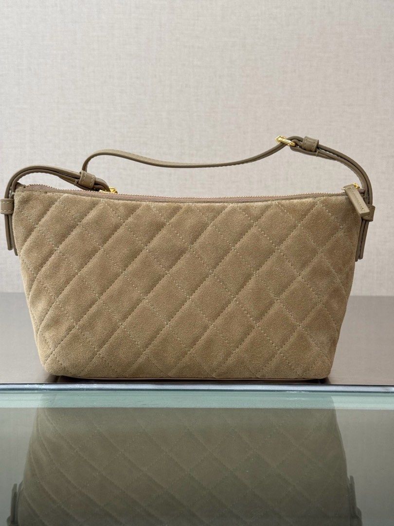 Chanel 26a 腋下包 （分類：手袋及銀包）位於 Hong Kong。 由 ok-shop 提交（商品編號 1456652283，圖片 3）。簡介： 💰$2880 尺寸：19*13*8cm 材質：麂皮 顏色：多色選擇🎨 狀態：未使用品🆕 訂購：落單後大約3-7日寄出📦 💌購買前請注意以下事項： 💎本店為優質紫鑽認證商店 🎀本店為Carousell官方認證優質商戶 🎀本店設有平台交易保障，可安心購買 🎀本店已連續多年維持5⭐️好評商戶 🎀本店已開業6年，只此一間 ⚠️留意市面不少盜圖抄襲仿冒小店，勿隨意下單受騙～ 🆕未使用品，連原裝禮盒、防塵袋、全套fullset 📸所有貨品全實圖拍攝，設有品質保證，誠心經營，貨真價實 💯歡迎查看本店買家真實好評及訂單紀錄 📱查詢/預訂可隨時DM我，訊息會盡快回覆 。