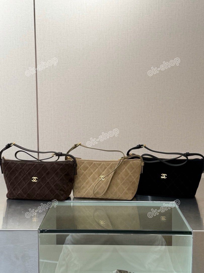 Chanel 26a 腋下包 （分類：手袋及銀包）位於 Hong Kong。 由 ok-shop 提交（商品編號 1456652283，圖片 1）。簡介： 💰$2880 尺寸：19*13*8cm 材質：麂皮 顏色：多色選擇🎨 狀態：未使用品🆕 訂購：落單後大約3-7日寄出📦 💌購買前請注意以下事項： 💎本店為優質紫鑽認證商店 🎀本店為Carousell官方認證優質商戶 🎀本店設有平台交易保障，可安心購買 🎀本店已連續多年維持5⭐️好評商戶 🎀本店已開業6年，只此一間 ⚠️留意市面不少盜圖抄襲仿冒小店，勿隨意下單受騙～ 🆕未使用品，連原裝禮盒、防塵袋、全套fullset 📸所有貨品全實圖拍攝，設有品質保證，誠心經營，貨真價實 💯歡迎查看本店買家真實好評及訂單紀錄 📱查詢/預訂可隨時DM我，訊息會盡快回覆 。