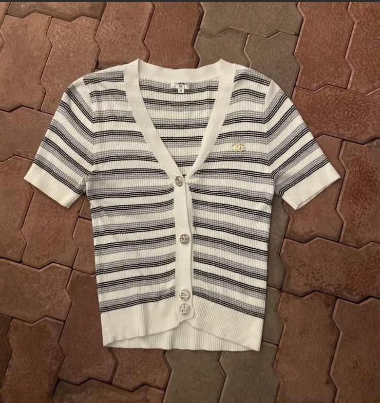 Chanel knit (Category: Luxury Apparel) located in Dueñas. Submitted by d1gidoll (Listing ID 1456649115, Image 2). Description: 17 x 23 dimes No flaws 10/10 Color rate.