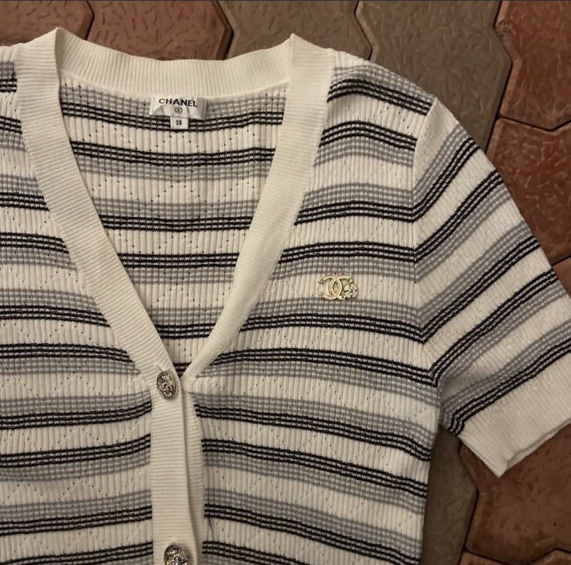 Chanel knit (Category: Luxury Apparel) located in Dueñas. Submitted by d1gidoll (Listing ID 1456649115, Image 3). Description: 17 x 23 dimes No flaws 10/10 Color rate.