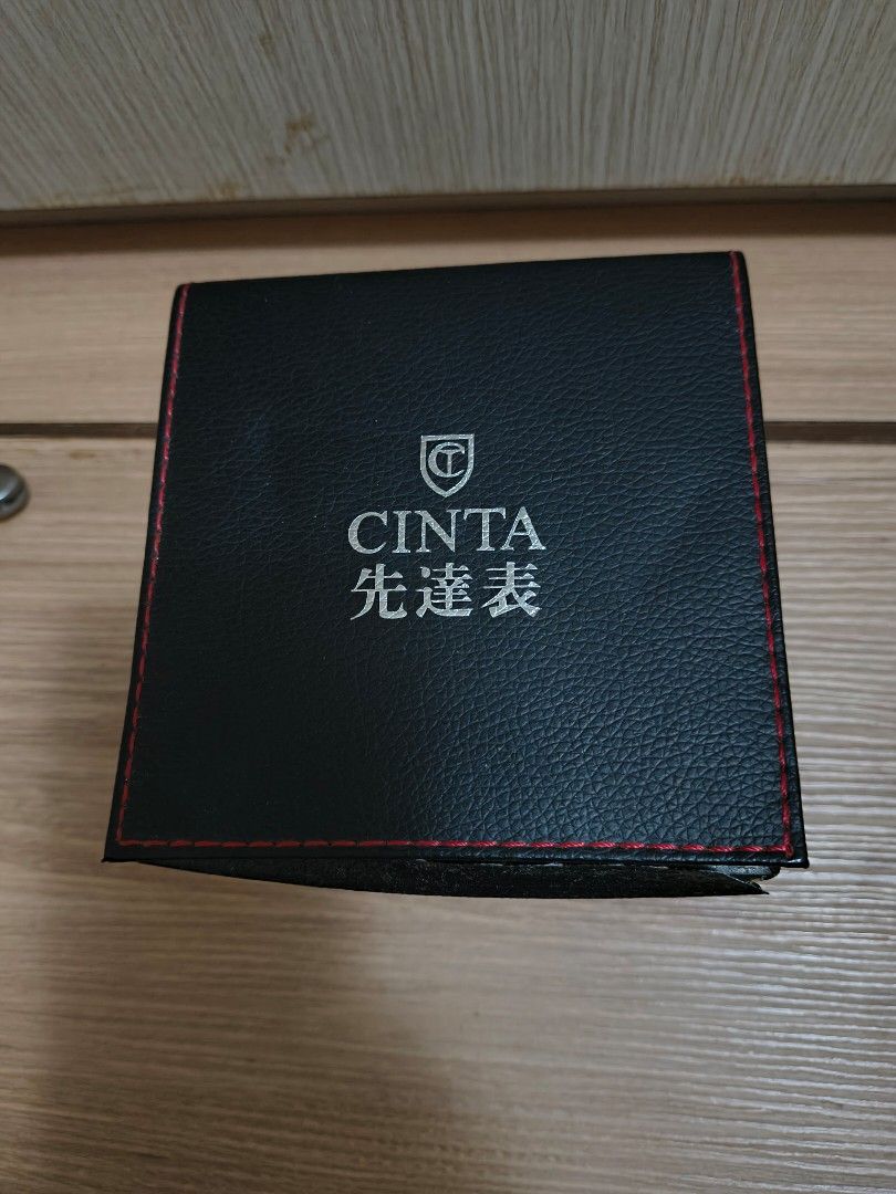 CINTA 自動機械錶 男裝錶 （分類：手錶）位於 Hong Kong。 由 n13782 提交（商品編號 1456725253，圖片 3）。簡介： 呢隻 CINTA 錶係自動機械錶，錶面設計好特別，有黃色點綴。錶背係透明嘅，睇到入面嘅機芯。有埋原裝錶盒(盒五靓仔，送禮自用都得。防水設計，日常戴都冇問題。。