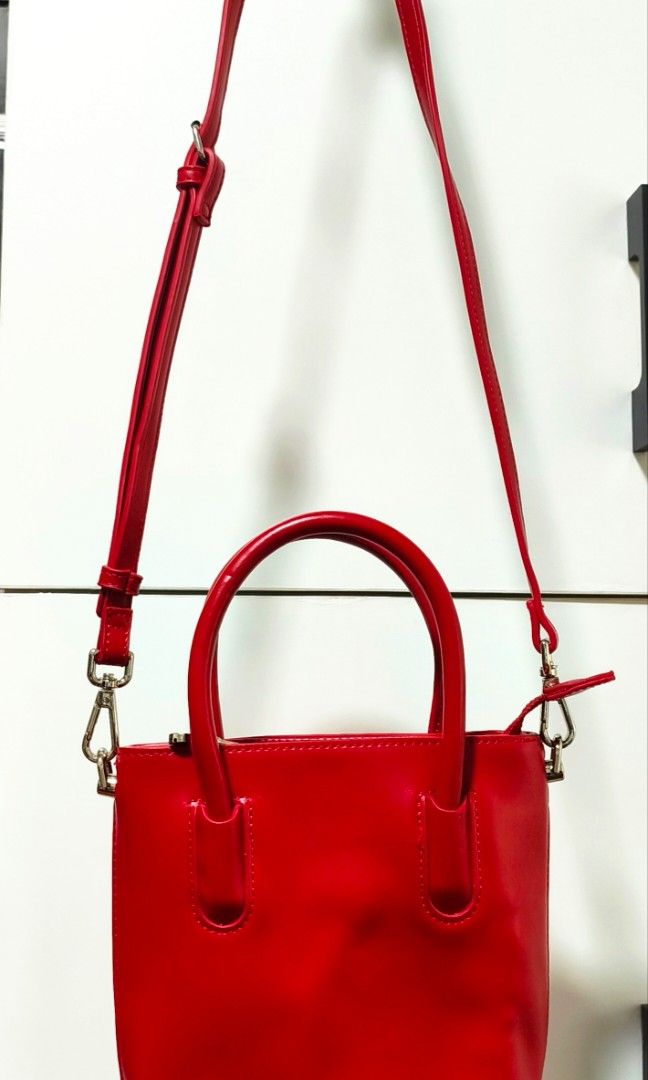 CLN (Category: Cross-body Bags) located in Quezon City. Submitted by gametz (Listing ID 1456772132, Image 3). Description: Original Item CLN RED SLING -Super Excellent condition - looks BRAND NEW still - very Nice in actual - carry on or with strap - Clean in and Out - No issue - very attractive color ( cherry red).