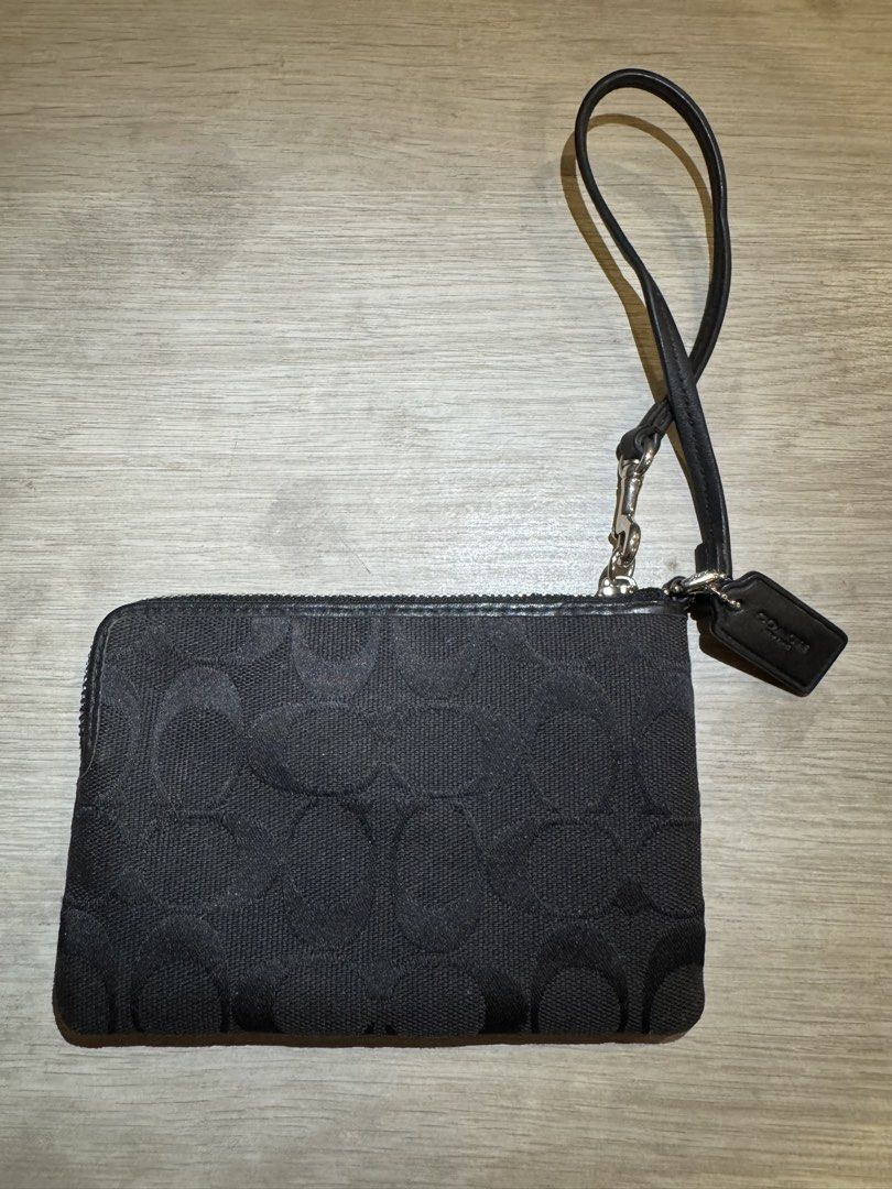coach corner zip wristlet (Category: Luxury Bags & Wallets) located in Manila. Submitted by pearlincarnated (Listing ID 1456710901, Image 2). Description: 📍 Cavite, PH.