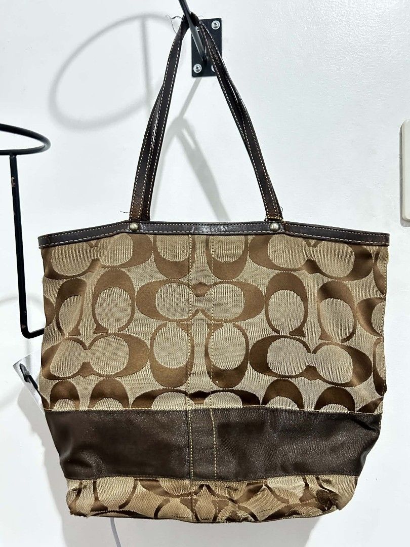 Coach tote large bag C signature (Category: Luxury Bags & Wallets) located in Manila. Submitted by alayassulittipidfinds (Listing ID 1456678794, Image 2). Description: .
