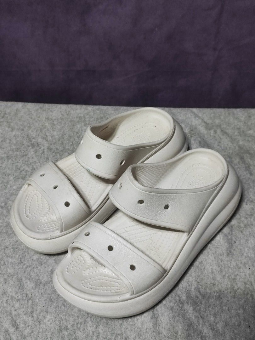 Crocs Classic Crush Sandal in white (Category: Sandals) located in Baguio. Submitted by ozara.06 (Listing ID 1456753710, Image 1). Description: Crocs Classic Crush Sandal in white Original Size 7 or 24cm In very good condition May unting dikit marks sa sole kc dinikatan ng sole pads 1300.