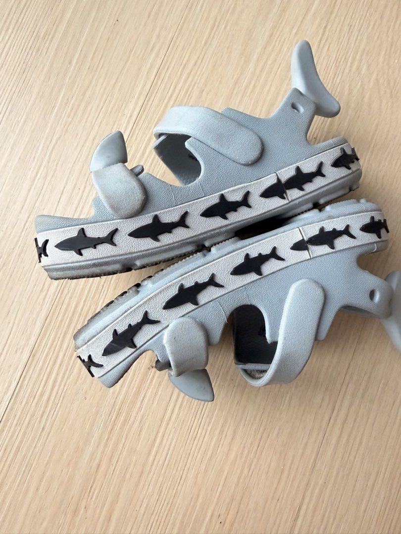 Crocs Kids Shark Sandals Grey Size C8 (Category: Babies & Kids Fashion) located in San Pedro. Submitted by tabacheengcheeng (Listing ID 1456780441, Image 2). Description: - Kids' Grey Crocs Sandals - Size: C8 - Fun shark design around the sole - Easy velcro straps for a secure fit - Adjustable back strap (flip up or down) - Ideal for beach days or everyday wear.