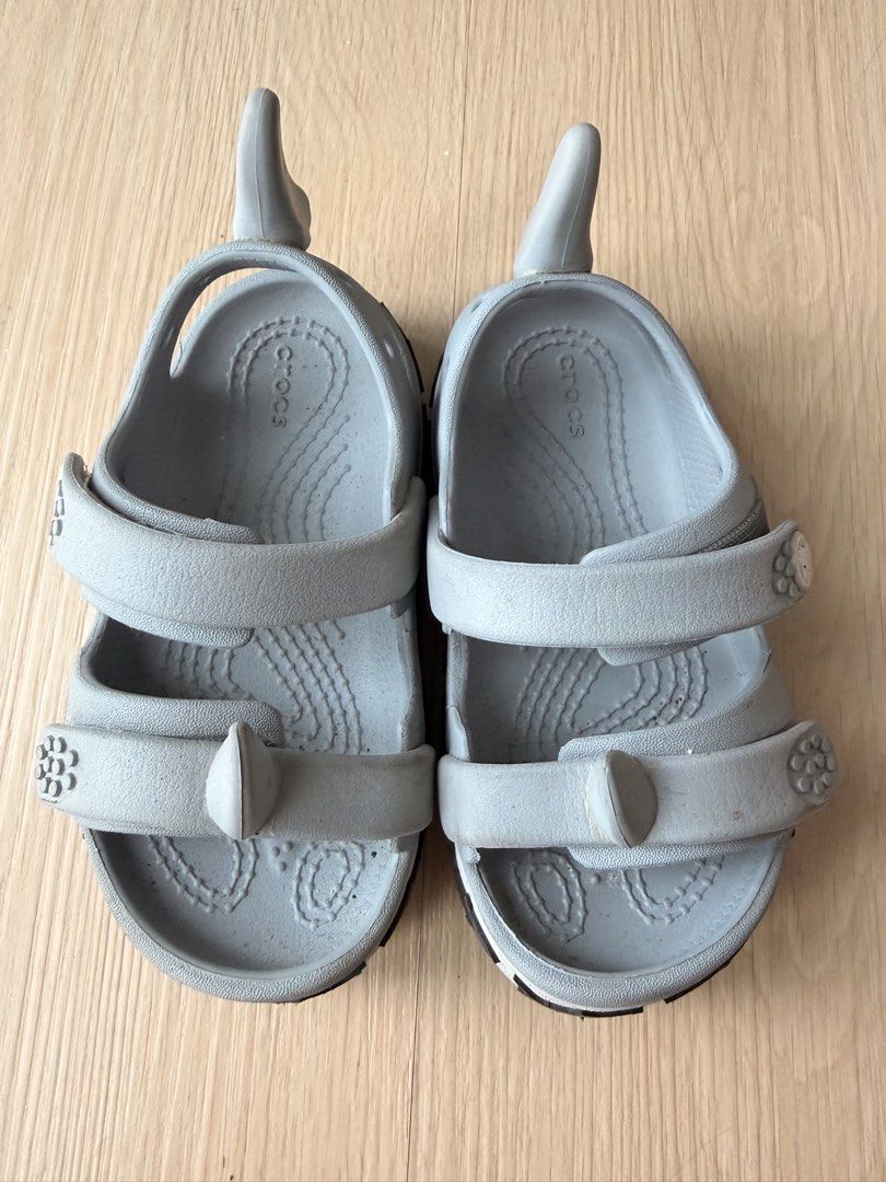 Crocs Kids Shark Sandals Grey Size C8 (Category: Babies & Kids Fashion) located in San Pedro. Submitted by tabacheengcheeng (Listing ID 1456780441, Image 3). Description: - Kids' Grey Crocs Sandals - Size: C8 - Fun shark design around the sole - Easy velcro straps for a secure fit - Adjustable back strap (flip up or down) - Ideal for beach days or everyday wear.