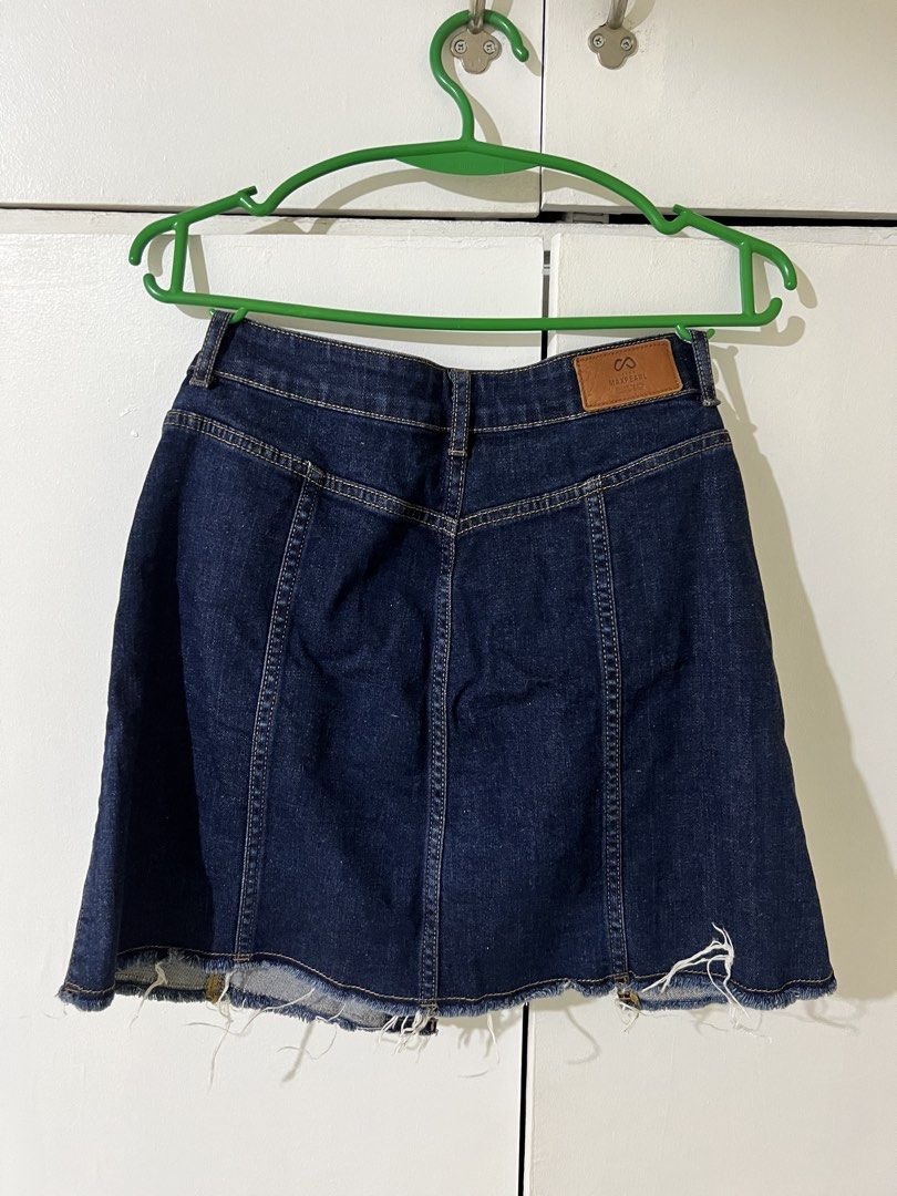 Dark Wash Button-Front Denim A-Line Skirt (Category: Skirts) located in Quezon City. Submitted by airajaime (Listing ID 1456649386, Image 2). Description: - Dark wash denim A-line skirt with jagged hem details - Really unique shape! Very geometric - Really love this one, I just don't like A-line as much as I did before Measurements laid flat: Waist: 26-27 Length: 15-16 in .