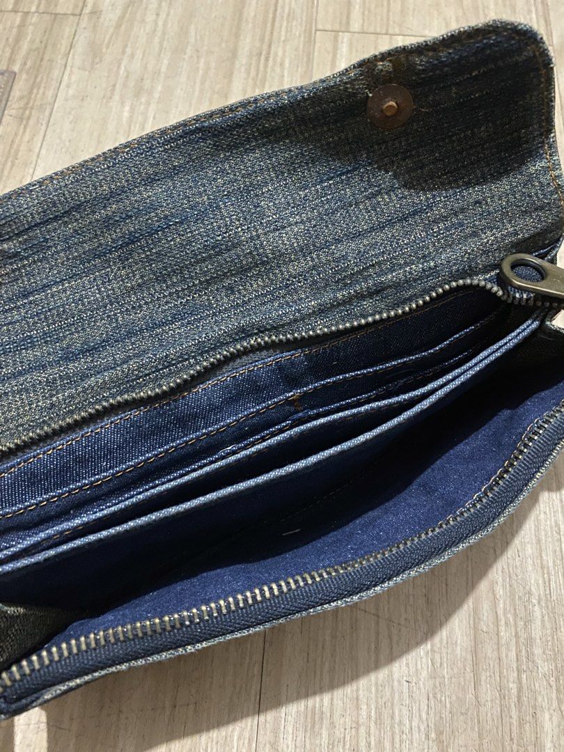 denim pouch (Category: Purses & Pouches) located in Manila. Submitted by cura.te (Listing ID 1456687653, Image 3). Description: magnetic clasp r rusty.