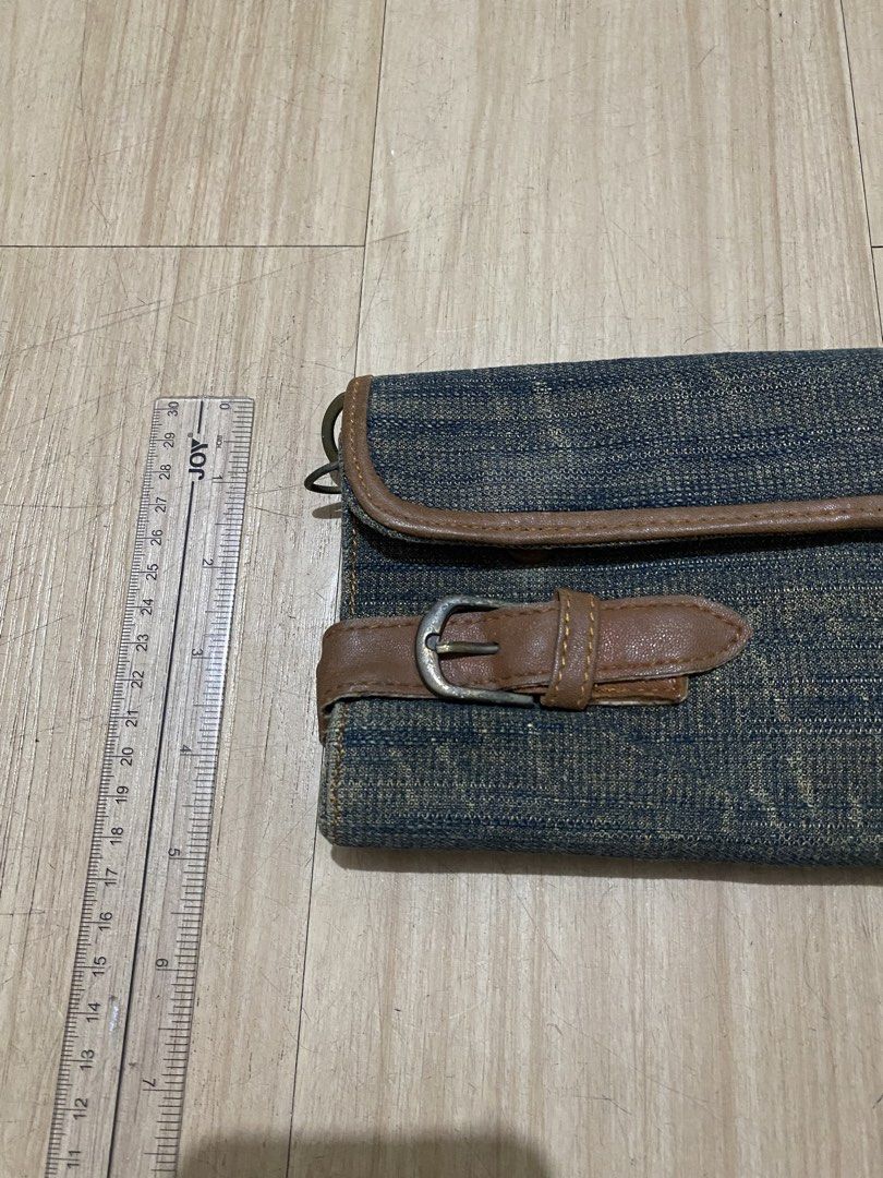 denim pouch (Category: Purses & Pouches) located in Manila. Submitted by cura.te (Listing ID 1456687653, Image 2). Description: magnetic clasp r rusty.